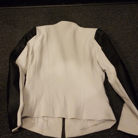 Blazer - Picture 4 of 5